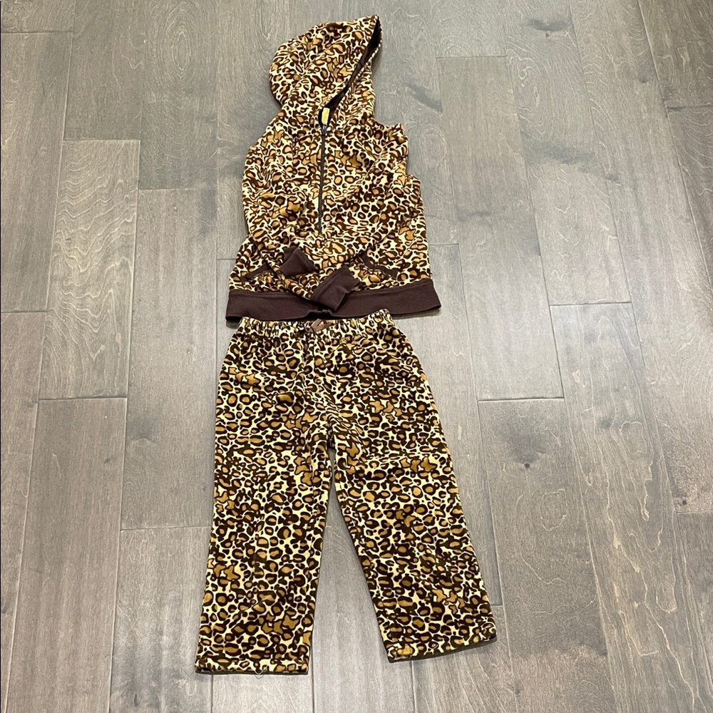 Leopard Print 5T but fits mostly 2t/3t Girl Matching Set